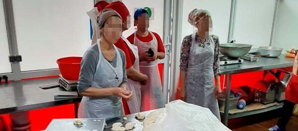 В Калуге сотрудники полиции пресекли незаконную трудовую деятельность нелегальных мигрантов на объекте общественного питания - Sputnik Таджикистан