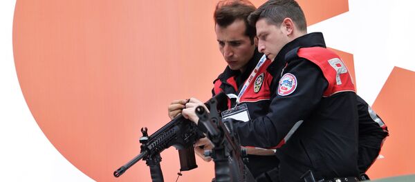 Сотрудники турецкой полиции осматривают винтовку MRT-76 Сотрудники турецкой полиции осматривают винтовку MRT-76 - Sputnik Таджикистан