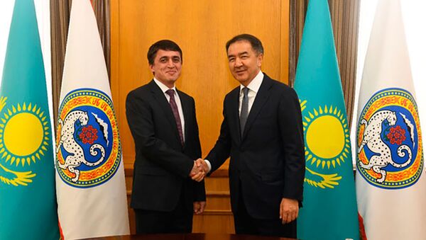 Аким города Бакытжан Сагинтаев принял генерального консула Таджикистана в Алматы Баходура Назира - Sputnik Таджикистан