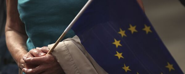 Флаг Евросоюза в руках Флаг Евросоюза в руках - Sputnik Таджикистан