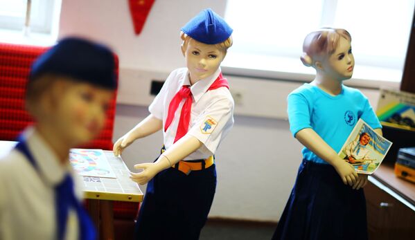 Куклы, изображающие школьников - участников пионерской организации ГДР - Sputnik Таджикистан