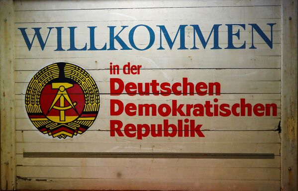 Знак с надписью Добро пожаловать в Германскую Демократическую Республику в музее ГДР в Пирне, Германия - Sputnik Таджикистан