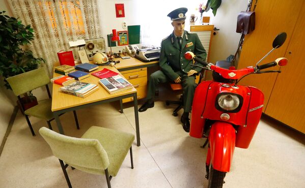 Манекен, изображающий сотрудника народной полиции ГДР в кабинете - Sputnik Таджикистан