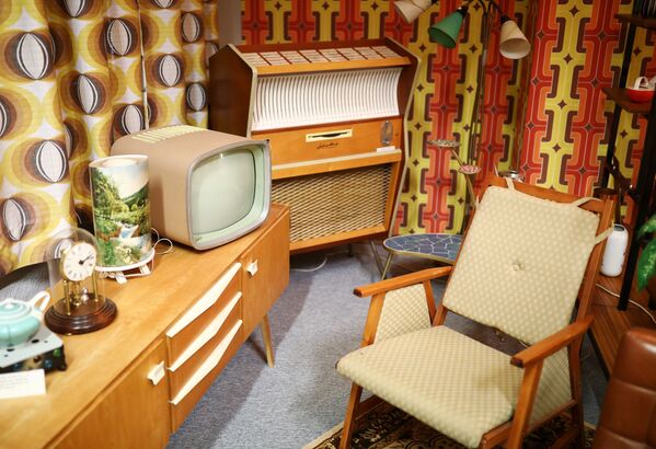 Гостиная в жилом доме, представленная в музее ГДР в Пирне, Германия - Sputnik Таджикистан