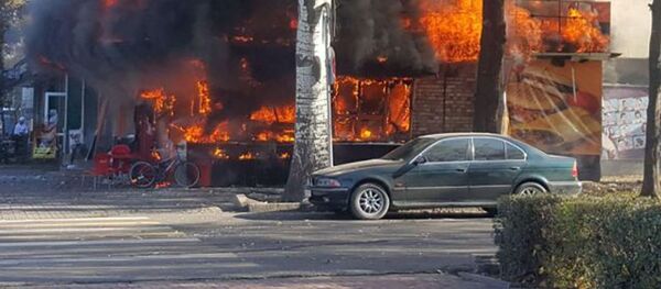 В центре Бишкека на пересечении проспектов Чуй и Эркиндик произошли три взрыва на месте пожара — горит точка фастфуда Антошка на пересечении проспекта Эркиндик и улицы Киевской В центре Бишкека на пересечении проспектов Чуй и Эркиндик произошли три взрыва на месте пожара — горит точка фастфуда Антошка на пересечении проспекта Эркиндик и улицы Киевской - Sputnik Тоҷикистон
