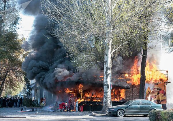 Се таркиш дар маркази шаҳри Бишкек - аксу видео - Sputnik Тоҷикистон