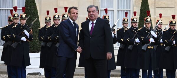 Президент Франции Эммануэль Макрон и президент Таджикистана Эмомали Рахмон Президент Франции Эммануэль Макрон и президент Таджикистана Эмомали Рахмон - Sputnik Тоҷикистон