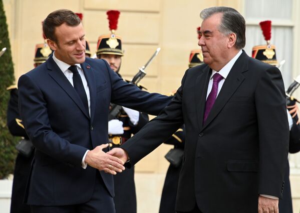 Президент Франции Эммануэль Макрон и президент Таджикистана Эмомали Рахмон  - Sputnik Таджикистан