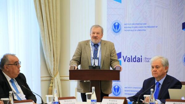 Председатель Совета Фонда развития и поддержки клуба Валдай Андрей Быстрицкий (в центре) - Sputnik Таджикистан