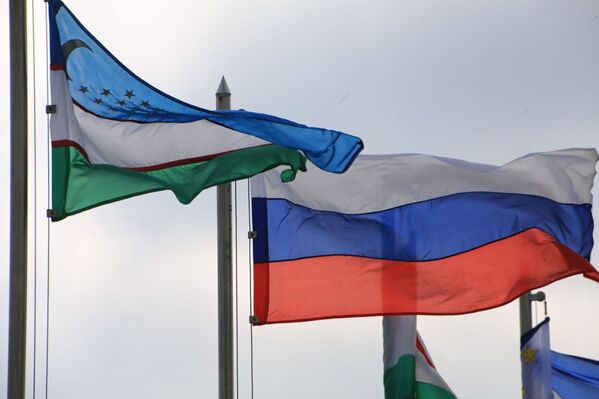X Азиатская конференция Валдайского клуба в Самарканде. Флаги России и Узбекистана - Sputnik Таджикистан
