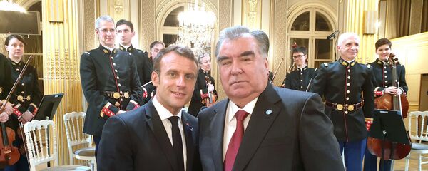 Президент Республики Таджикистан Эмомали Рахмон и президент Франции Эммануэль Макрон Президент Республики Таджикистан Эмомали Рахмон и президент Франции Эммануэль Макрон - Sputnik Таджикистан