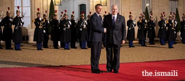 Истиқболи гарми Макрон дар Қасри Элисей аз Аълоҳазрат Оқохони lV  - Sputnik Тоҷикистон