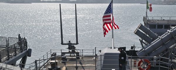 Солдат морской пехоты США на палубе военного корабля USS Vicksburg в черноморском порту Констанца в Румынии Солдат морской пехоты США на палубе военного корабля USS Vicksburg в черноморском порту Констанца в Румынии - Sputnik Таджикистан