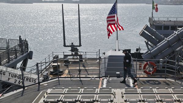 Солдат морской пехоты США на палубе военного корабля USS Vicksburg в черноморском порту Констанца в Румынии - Sputnik Таджикистан