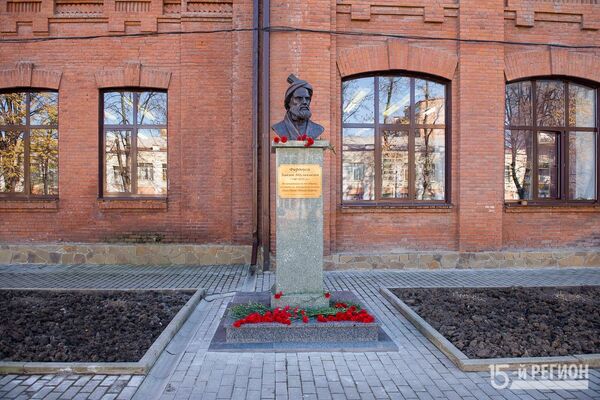 Дар Осетия пайкараи Абулқосими Фирдавсӣ гузошта шуд - Sputnik Тоҷикистон