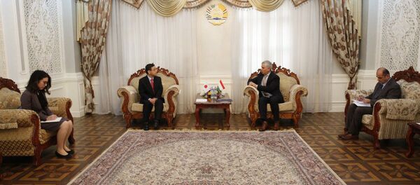 Такаюкӣ Мияшита, сафири нави Ҷопон дар Душанбе ва Хусрав Нозирӣ, ноиби аввали вазири умури хориҷии Тоҷикистон  - Sputnik Таджикистан