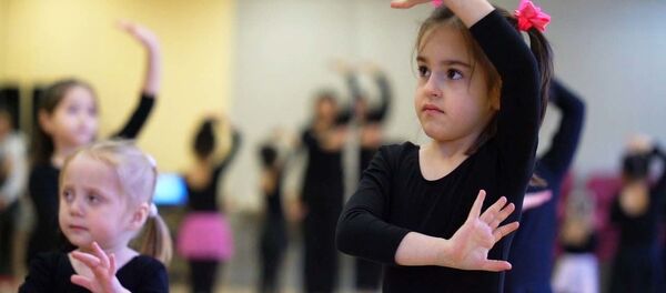 Уроки восточной грации: как детей учат таджикским танцам в Москве - YouTube - Sputnik Таджикистан