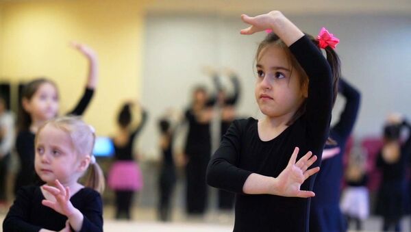Уроки восточной грации: как детей учат таджикским танцам в Москве - YouTube - Sputnik Таджикистан