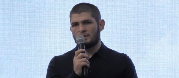 У детей не должно быть свободного времени  – Хабиб Нурмагомедов о правильном воспитании - Sputnik Тоҷикистон