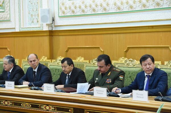 Баҳси ҳамлаи “Ишқобод” бо ҳузури Раҳмон ва ҳифзи марз-аксҳо Баҳси ҳамлаи “Ишқобод” бо ҳузури Раҳмон ва ҳифзи марз-аксҳо - Sputnik Тоҷикистон