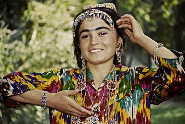 Участница самодеятельного ансамбля. Фестиваль народных умельцев Таджикистана День мастеров - Sputnik Таджикистан