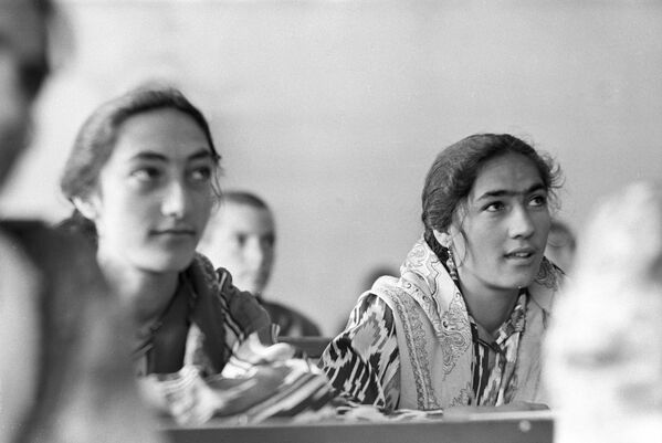 Учащиеся средней школы имени В. И. Ленина в селе Поршнево в Баршанском районе Таджикской ССР - Sputnik Таджикистан
