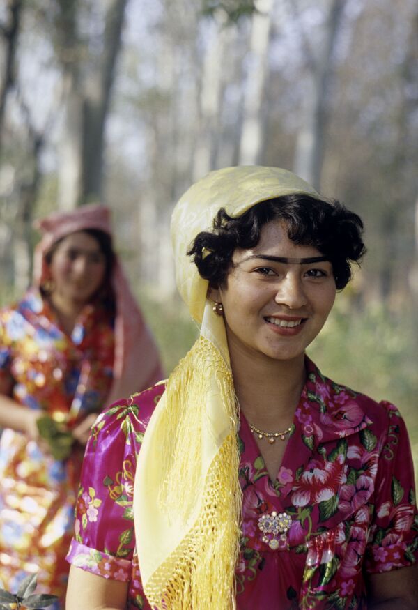 Реальные таджикский. Таджикские женщины. Женщина из Таджикистана. Портрет таджички. Таджикские женщины красивые в возрасте.