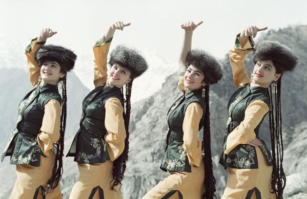 Танцевальный ансамбль Зебо исполняет уйгурский танец. - Sputnik Таджикистан
