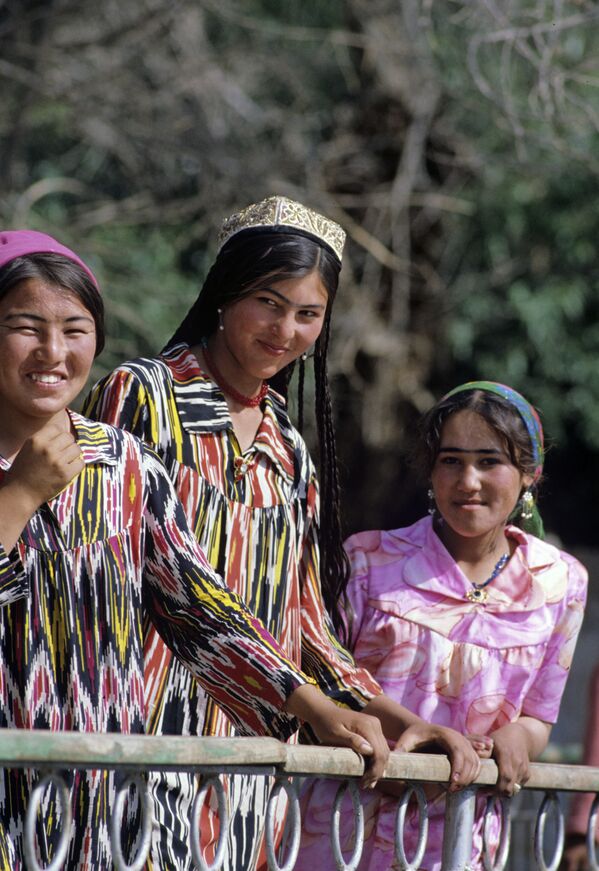 Девушки-таджички в национальных костюмах, жительницы Вахшской долины. - Sputnik Таджикистан