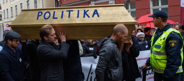 Медицинские работники на митинге в Риге, 7 ноября 2019 Медицинские работники на митинге в Риге, 7 ноября 2019 - Sputnik Таджикистан