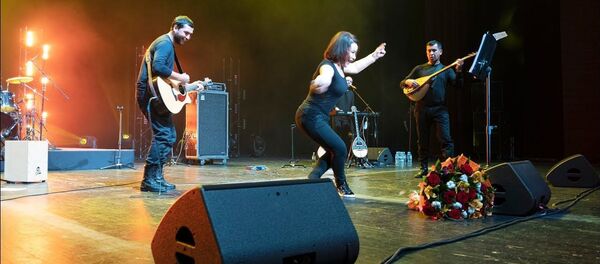 Король на концерте, лезгинка Усмановой и стихийные пляски - видео - YouTube Король на концерте, лезгинка Усмановой и стихийные пляски - видео - YouTube - Sputnik Тоҷикистон