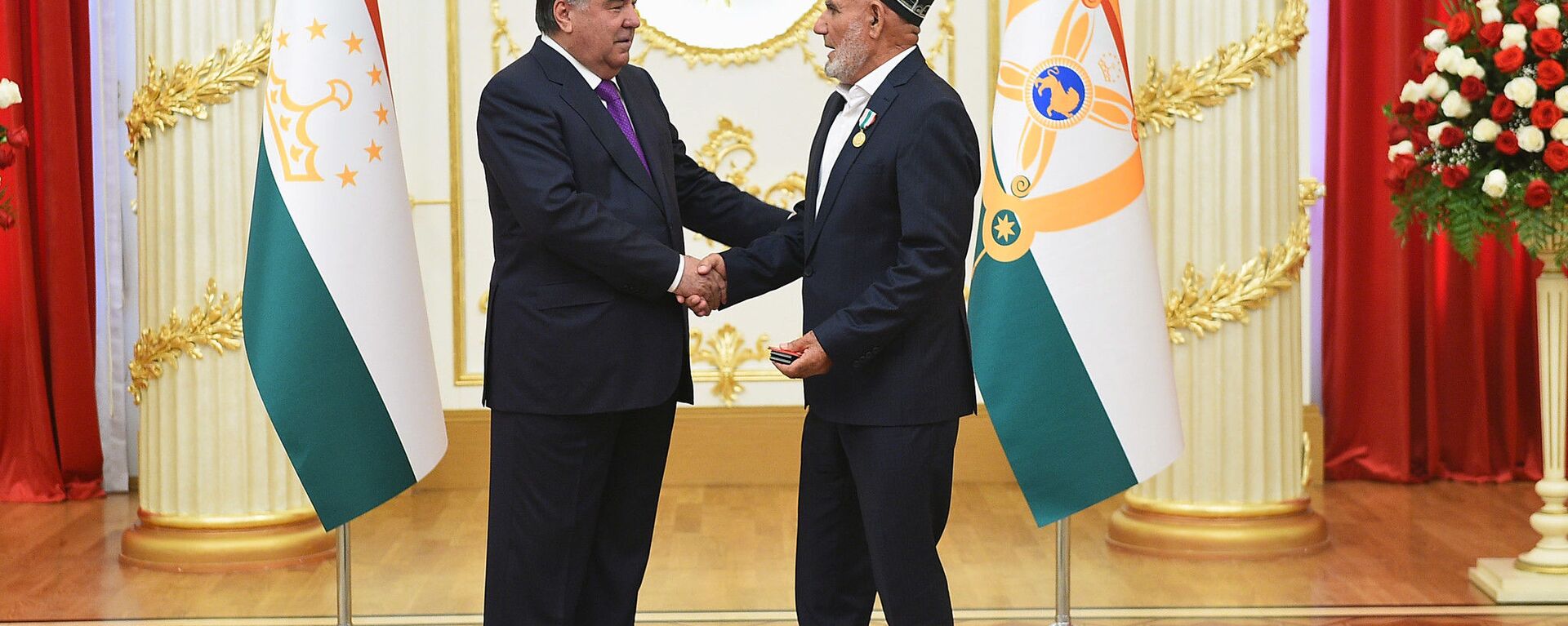 Президент Таджикистана Эмомали Рахмон во время церемонии награждения бизнесмена Мухиба Бободжонова - Sputnik Тоҷикистон, 1920, 04.06.2020