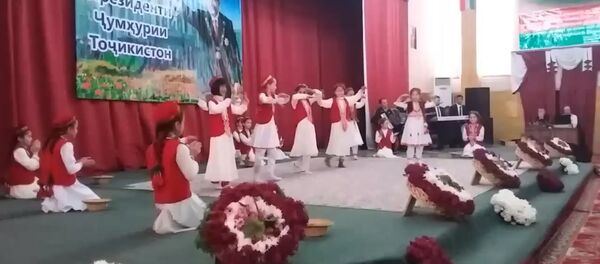 Памирский танец в честь Дня Президента. ГБАО город Харог Памирский танец в честь Дня Президента. ГБАО город Харог - Sputnik Таджикистан