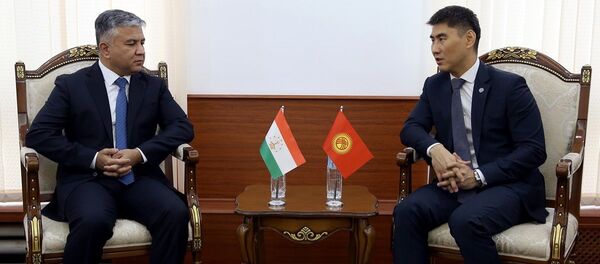Министр иностранных дел Кыргызстана Чингиз Айдарбеков и Посол Таджикистана в Кыргызстане Сухроб Ходжа Олимзода. Министр иностранных дел Кыргызстана Чингиз Айдарбеков и Посол Таджикистана в Кыргызстане Сухроб Ходжа Олимзода. - Sputnik Таджикистан