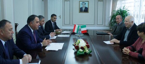 Мулоқоти Раҷаббой Аҳмадзода ва роҳбари ширкати “Carrera” - Sputnik Тоҷикистон