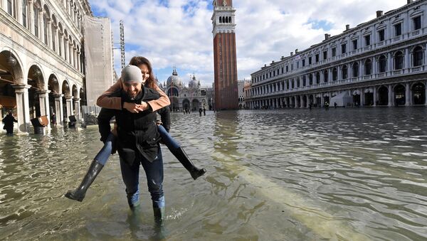 Туристы на площади Сан-Марко во время наводнения в Венеции - Sputnik Таджикистан
