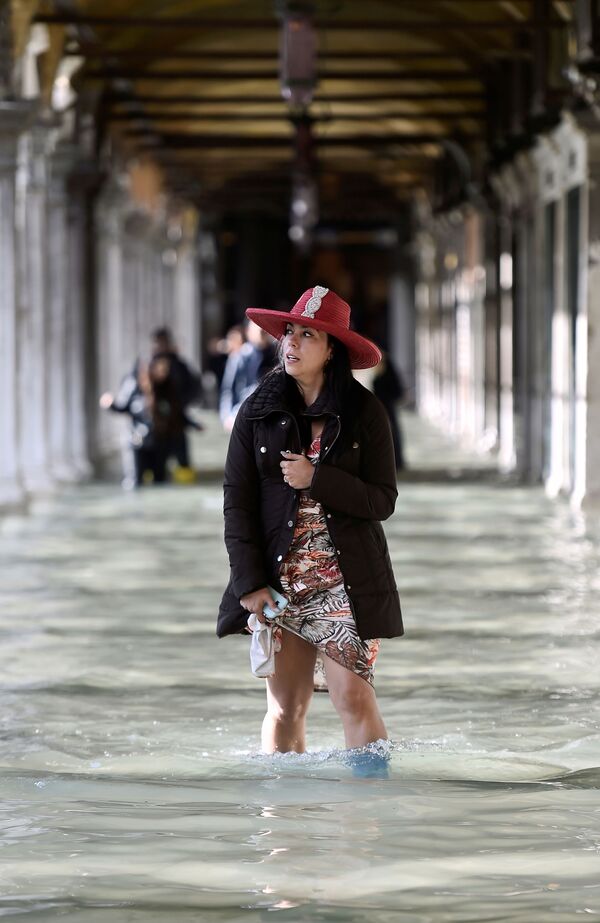 Туристка во время наводнения в Венеции - Sputnik Таджикистан