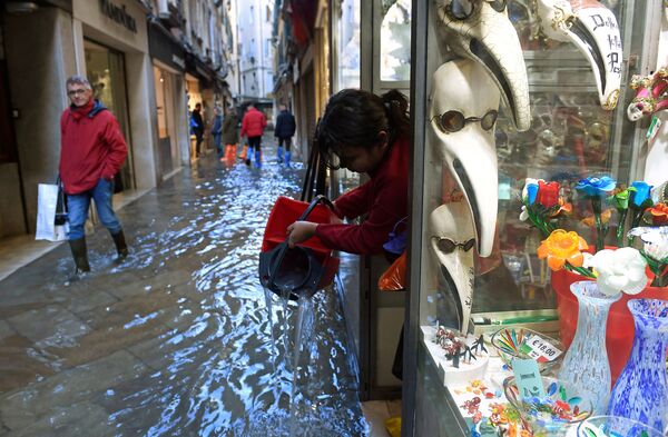 Туристический магазин во время наводнения в Венеции - Sputnik Таджикистан