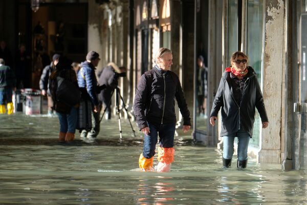 Туристы во время наводнения в Венеции - Sputnik Таджикистан