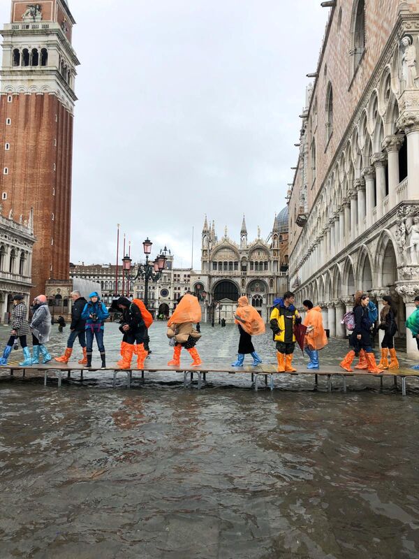 Туристы во время наводнения в Венеции // REUTERS / Flavio Lo Scalzo - Sputnik Таджикистан