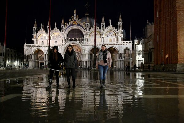 Туристы во время наводнения в Венеции - Sputnik Таджикистан