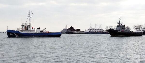 Задержанные корабли ВМСУ буксируют из Керчи - Sputnik Тоҷикистон