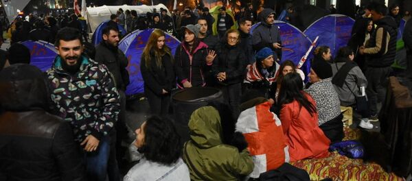 Участники акции протеста у здания парламента Грузии 17 ноября 2019 - Sputnik Таджикистан