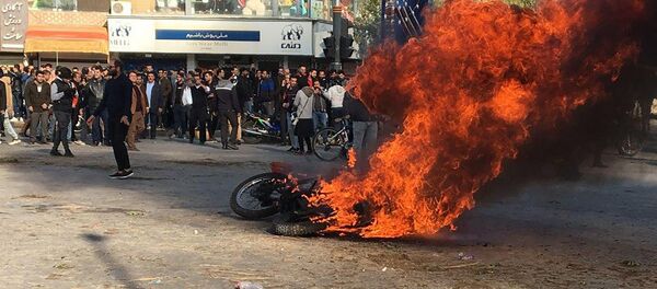 Горящий мотоцикл во время протестов в Иране  - Sputnik Тоҷикистон