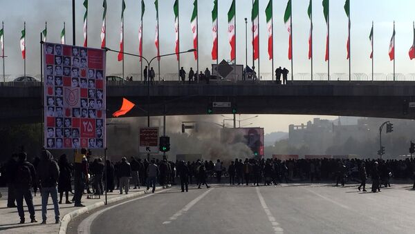 Дым во время протестов против повышения цен на бензин в Эсфахане, Иран  - Sputnik Таджикистан