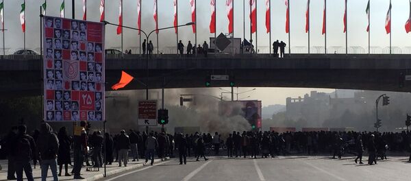 Дым во время протестов против повышения цен на бензин в Эсфахане, Иран  - Sputnik Таджикистан