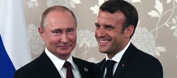 Президент РФ Владимир Путин и президент Франции Эммануэль Макрон - Sputnik Таджикистан
