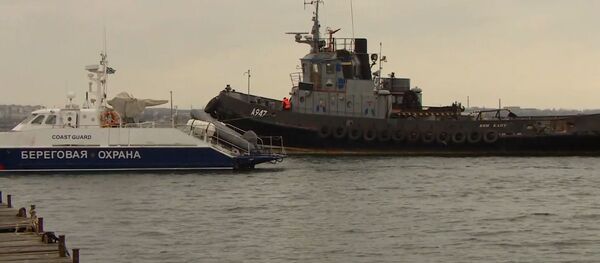 Русия киштиҳои Украинаро, ки дар гулугоҳи Керч дастгир шуда буданд баргардонд - Sputnik Тоҷикистон