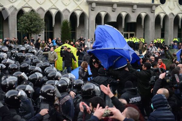 Полиция разгоняет митингующих в Тбилиси - Sputnik Таджикистан