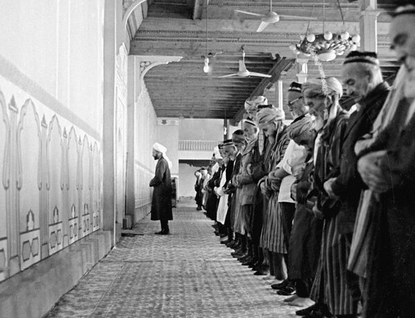 Полуденный молебен в мечети Ходжи Якуб - Sputnik Таджикистан